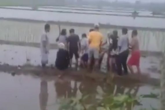 Video Viral Warga Menangkap Dua Orang di Tengah Sawah, Begini Kata Polisi - JPNN.COM