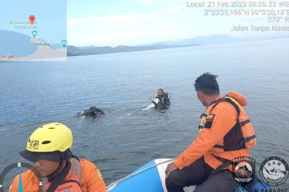 Detik-detik Tim SAR Evakuasi Jasad Widodo dari Kedalaman 30 Meter Danau Toba, Lihat - JPNN.COM