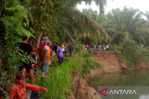 Sabri Lompat ke Sungai, Setelah Menyelam tak Muncul Lagi, Lihat Warga Heboh Mencari - JPNN.COM