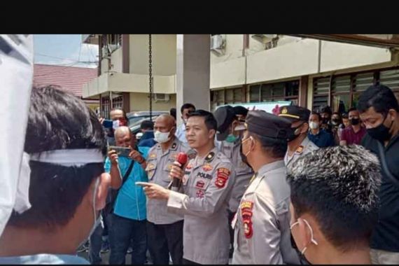 Massa Geruduk Mapolres, Kapolres Bilang Kapolsek Lubuklinggau Utara Sudah Dicopot - JPNN.COM