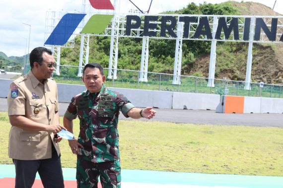 Kunjungi Mandalika, Jenderal Dudung Menaiki Bukit Jokowi - JPNN.COM