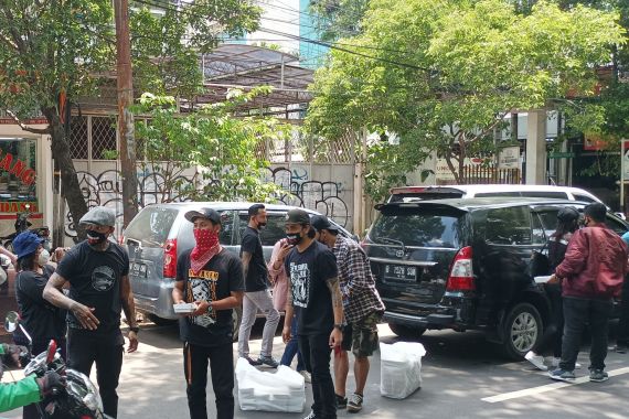 Bantah Tudingan Adam Deni, Penggemar Jerinx SID Gelar Aksi Damai, Bagikan 500 Nasi Kotak dan Masker - JPNN.COM