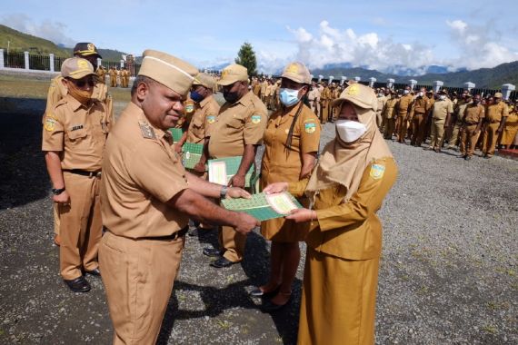 Pemkab Puncak Jaya Ambil Sumpah Janji 623 ASN - JPNN.COM