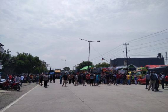 Ada Demo, Jalan Lingkar Selatan Kudus Lumpuh - JPNN.COM