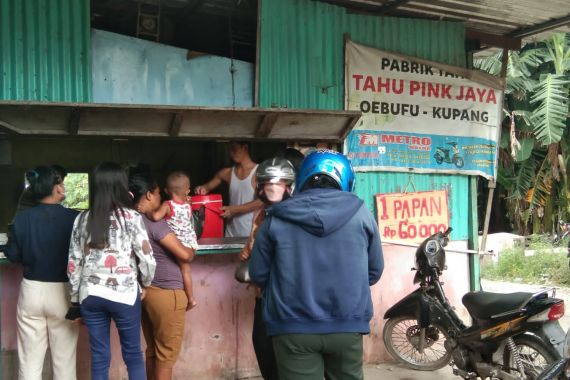 Harga Kedelai Naik, Pengrajin Tahu Tempe di Kupang Tetap Berproduksi - JPNN.COM