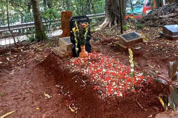 7 Hari Berlalu, Makam Dorce Gamalama Masih Kerap Didatangi Penggemar - JPNN.COM