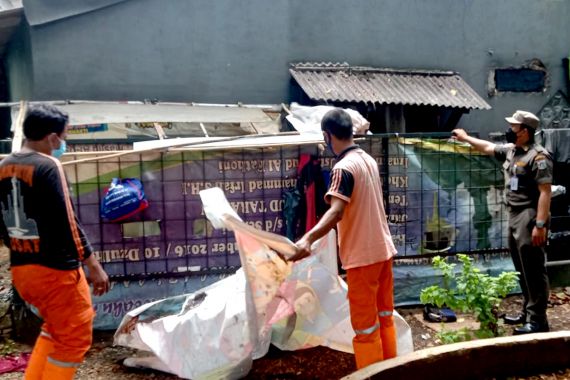 Terima Aduan Warga, Lurah Cideng Langsung Turun Tangan Bongkar Bangunan Liar - JPNN.COM