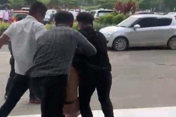 Pengunjung PIM Mendadak Heboh, Seorang Pria Ditarik Paksa Keluar Mal, Videonya Viral - JPNN.COM