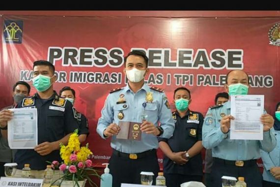 Petugas Gulung WNA Tiongkok yang Berulah di Palembang, Hemm - JPNN.COM