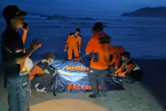 Tragis! Asyik Mandi di Tepi Pantai Holtekamp, Wisatawan Jayapura Tewas Ditelan Ombak - JPNN.COM