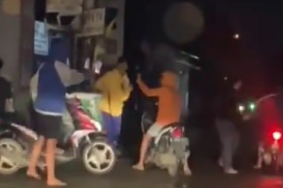 Viral! Video Sejumlah Pemuda Membawa Celurit, Ini yang Terjadi - JPNN.COM