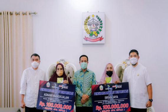 Hore, Asnawi Mangkualam dan Irfan Jaya Dapat Bonus dari Pemprov Sulsel - JPNN.COM