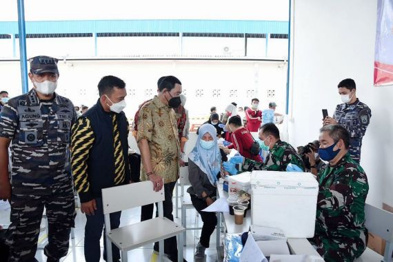 Salurkan 5 Ribu Vaksin di Batang, IPDN Gandeng TNI AL - JPNN.COM