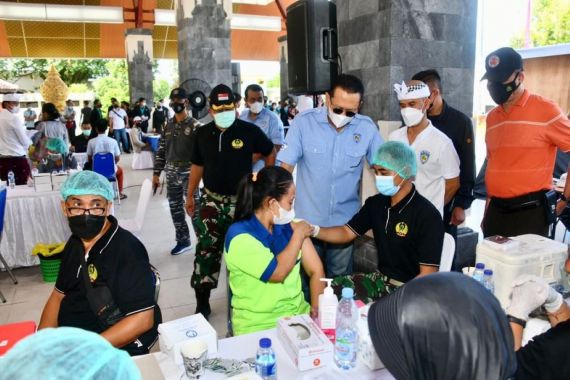Bamsoet Tinjau Pelaksanaan Vaksinasi Booster di Bali, Ribuan Warga Mengikuti - JPNN.COM