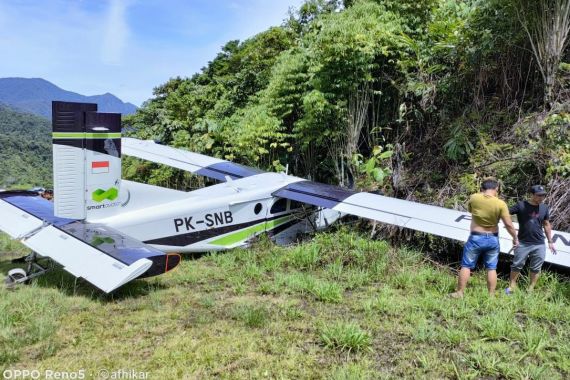 Landasan Licin, Pesawat Smart Aviation Tergelincir Lalu Tabrak Permukiman - JPNN.COM