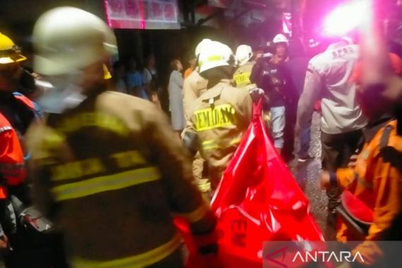 Kebakaran di Kebayoran Lama Jaksel, Tiga Orang Tewas  - JPNN.COM