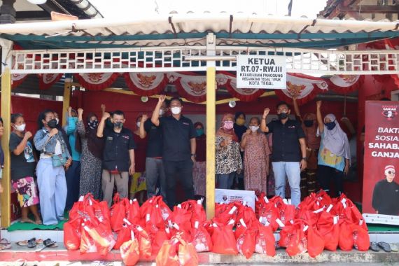 Membantu Warga Terdampak PPKM, Sahabat Ganjar Bagikan Sembako di Brebes dan Tegal - JPNN.COM