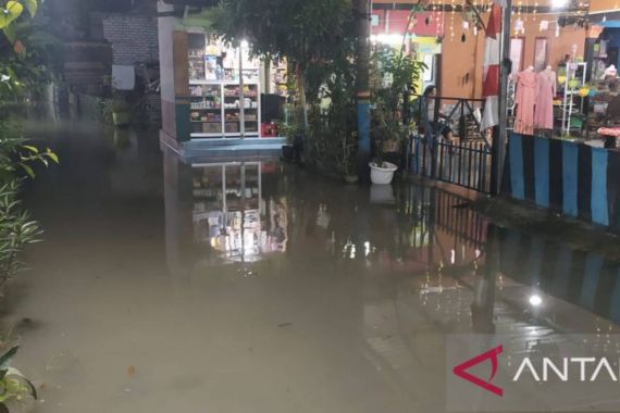 Banjir Tiba-Tiba Melanda, BPBD Siagakan Petugas - JPNN.COM