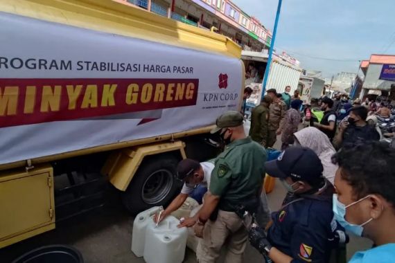 Operasi Pasar, KPN Corp dan Kemendag Gelontorkan Ribuan Liter Minyak Goreng - JPNN.COM