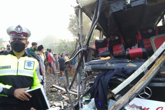Dihantam Kereta Api, Bus Harapan Jaya Berputar, Lalu Membentur Gerbong, Innalillahi - JPNN.COM