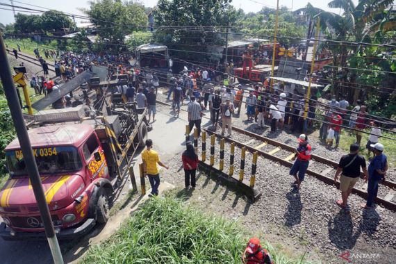Bus Harapan Jaya Ditabrak Kereta Api, Ban Belakang Terkunci jadi Kendala Evakuasi - JPNN.COM