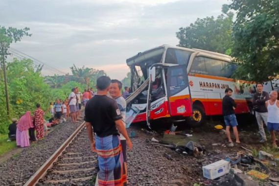 Kecelakaan Maut Bus Harapan Jaya vs Kereta Api di Tulungagung, 4 Orang Tewas - JPNN.COM