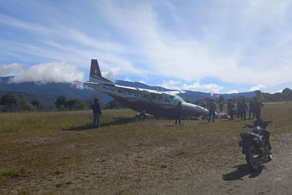 Lihat, Pesawat Tergelincir di Bandara Bilorai, Bagaimana Kondisi Pilot dan 6 Penumpang? - JPNN.COM