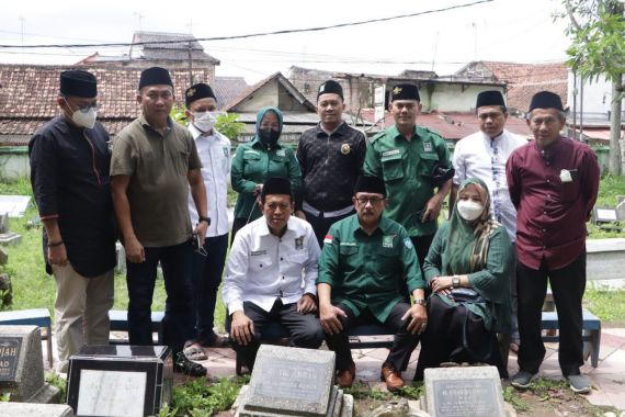 Menyusuri Sejarah, Pengurus PKB DKI Jakarta Berziarah ke Makam Kiai - JPNN.COM