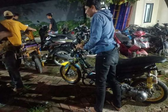 Para Jagoan Jalanan Kocar-kacir Ketakutan, Belasan Motor Ditinggal di Tengah Jalan - JPNN.COM