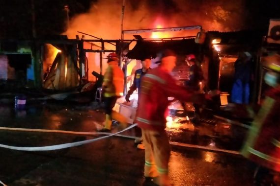 4 Kios di Bekasi Ludes Terbakar, Sebegini Kerugiannya - JPNN.COM