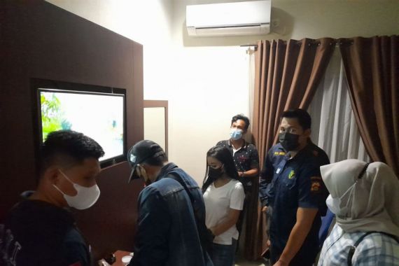 Cewek Berparas Ayu Tiba-Tiba Disetop saat Mau Turun dari Lantai 2 Hotel, Lalu Dites Urine - JPNN.COM