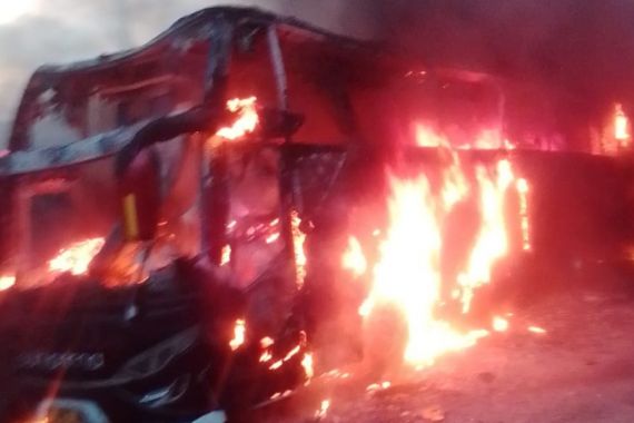 Bus Pariwisata Ludes Terbakar di Tangerang, Begini Kronologinya - JPNN.COM