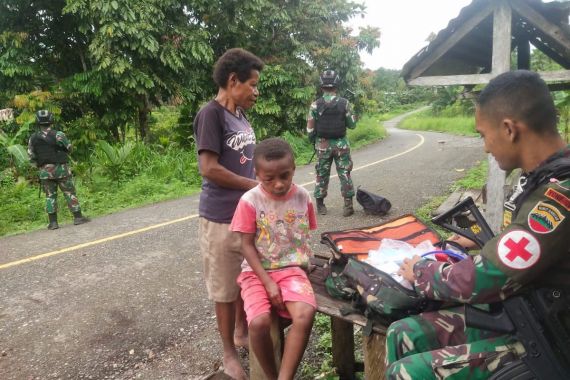 Tim Kesehatan Satgas Yonif 126/KC Obati Anak di Perbatasan Papua - JPNN.COM