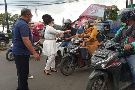 YouTuber Madam Kin Bagi-bagi Uang di Lampu Merah, Lihat Nih Aksinya - JPNN.COM