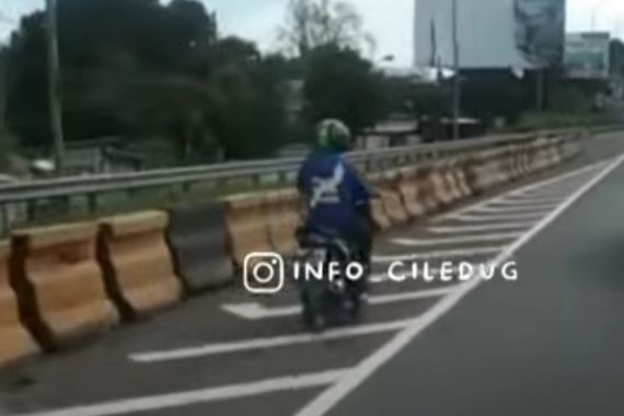 Pemotor Beratribut Ojol Ini Berani Banget, Mau ke Mana? - JPNN.COM