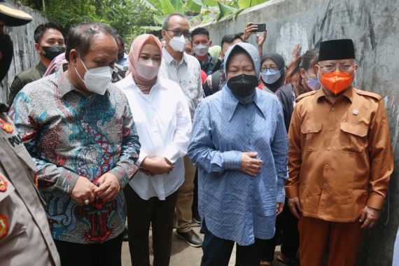 Kunjungi Korban Kekerasan Seksual di Pangandaran, Risma Siapkan Bantuan Ini - JPNN.COM