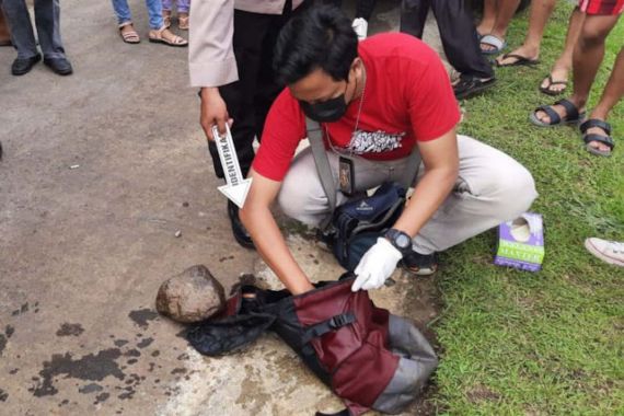 Mayat Pria Ditemukan di Sungai, Pakai Tas Berisi 5 Kg Batu, Diduga Korban Pembunuhan - JPNN.COM