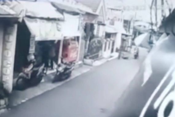 Pengendara Motor Tabrak Lari Bocah, Terekam CCTV, Ditunggu Kesadarannya - JPNN.COM