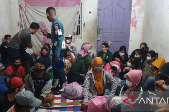 Tengah Malam Prajurit TNI AL Menggerebek Rumah Milik RR, Ada Puluhan Pria dan Wanita - JPNN.COM