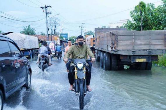 Beginilah Gaya Bobby Nasution saat Memantau Banjir di Labuhan, Lihat - JPNN.COM