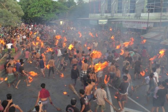 Sambut Nyepi, Umat Hindu di Mataram Perang Api - JPNN.COM