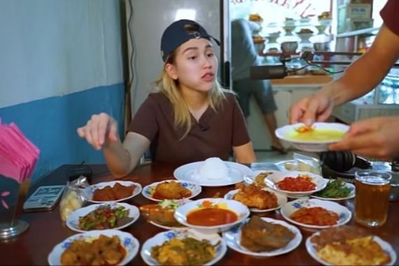 Ayu Ting Ting Sering Berutang di Rumah Makan Nasi Padang? - JPNN.COM