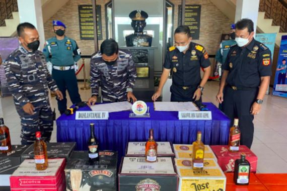 TNI AL Serahkan Barang Bukti Penyelundupan Ribuan Botol Miras ke Dirjen Bea dan Cukai - JPNN.COM