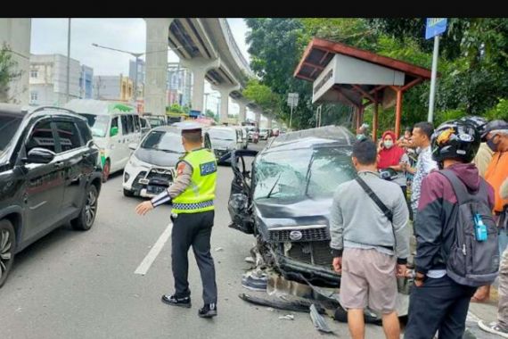 Mobil Daihatsu Terios Tabrak Tiang LRT, Pengemudinya Ternyata - JPNN.COM