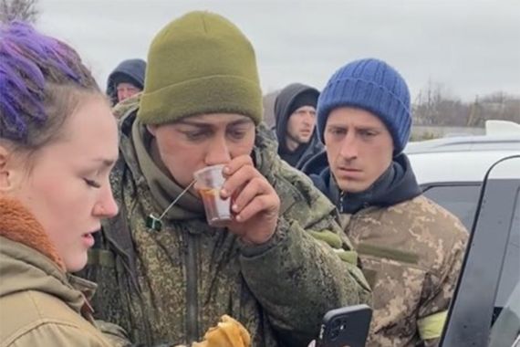 Tentara Rusia Menyerah, Mengharukan, Dapat Teh, Telepon Ibunya - JPNN.COM