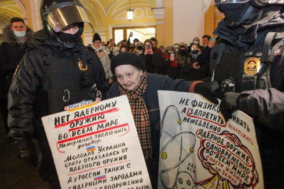 Viral! Polisi Rusia Tangkap Nenek Yelena, Lihat Bendera di Papannya - JPNN.COM