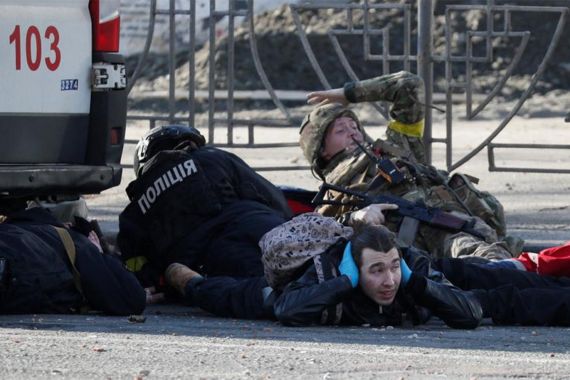 Tegang! Tentara Rusia Bawa 2 Granat, Warga Ukraina Malah Mendekat - JPNN.COM