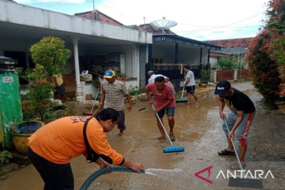Banjir Mulai Surut, Warga Pamekasan dan Sampang Kembali ke Rumah - JPNN.COM