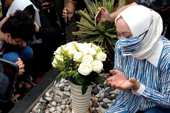 Ini Momen Angelina Sondakh Di Makam Adjie Massaid, Nomor 3 Bikin Mewek - JPNN.COM