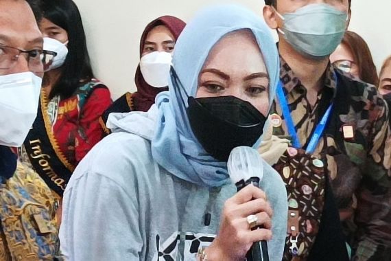 Angelina Sondakh Tampil Kasual Jalani Wajib Lapor Perdana, Pakai Jin dan Sepatu Kets - JPNN.COM